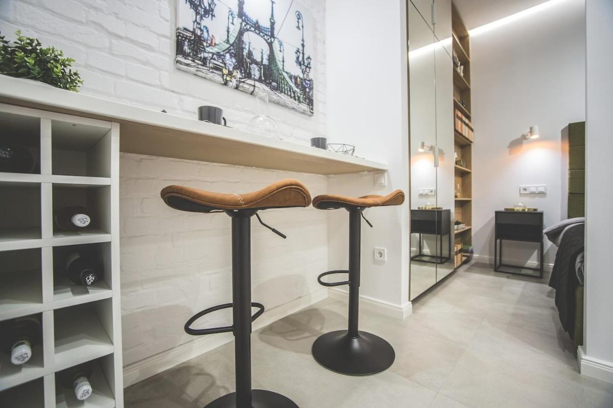 Modern, Designer In Vibrant Soho Apartament